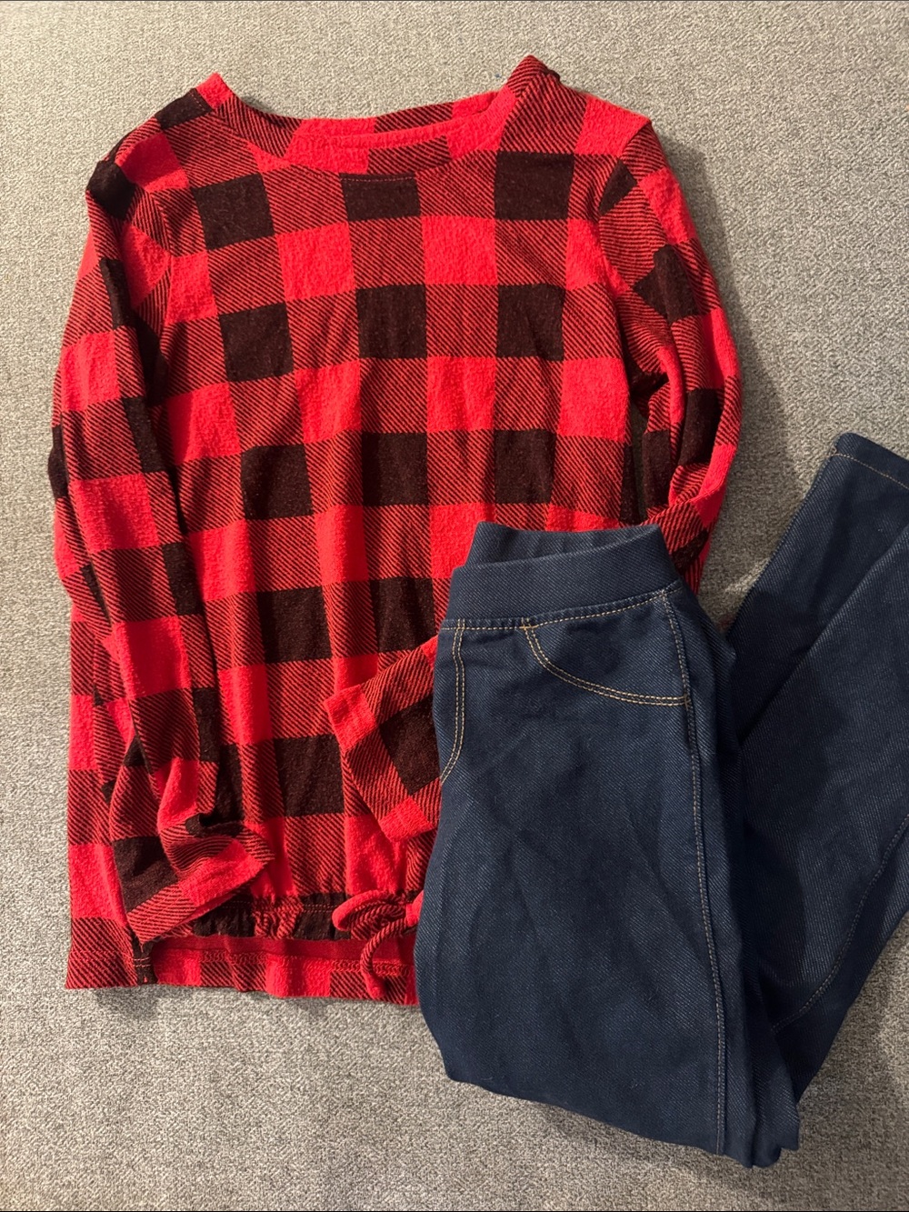 5/$15- Girl’s outfit size small